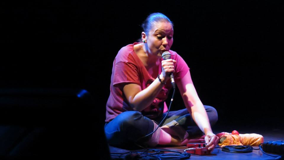 Marina Mulopolos, foto dal live al Teatrofficina Refugio di Livorno del 16 ottobre