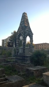 Monumento funebre di G.Chayes, metà XIX sec., la cromia ed il pinnacolo rientrano perfettamente negli schemi artistici italiani.