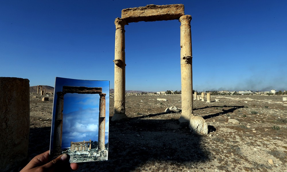 Palmira, i resti del Tempio dedicato alla divinità canaanita Baalshamin, distrutto dai miliziani dell'ISIS nel settembre 2015, visti attraverso due colonne corinzie. Fonte: Panorama.it