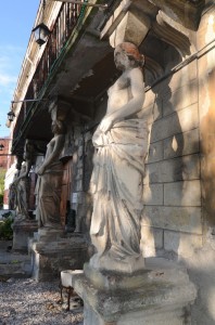 Cariatidi, Casa Sartori, Noghere (Trieste)