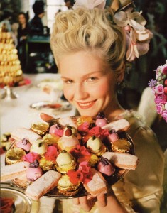 Kirsten Dunst in “Maria Antonietta” di Sofia Coppola: in quest'immagine è evidente la forte compenetrazione tra i vari elementi della scena, caratteristica che percorre tutto il film. 