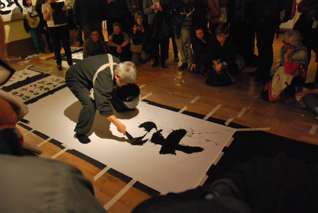 Il Maestro Norio Nagayama nella dimostrazione di Shodō avvenuta in sede di inaugurazione