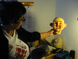 Patrizia Ascione al lavoro per la realizzazione di una marionetta. Su gentile concessione di Stefano Cavallini - Habanera Teatro
