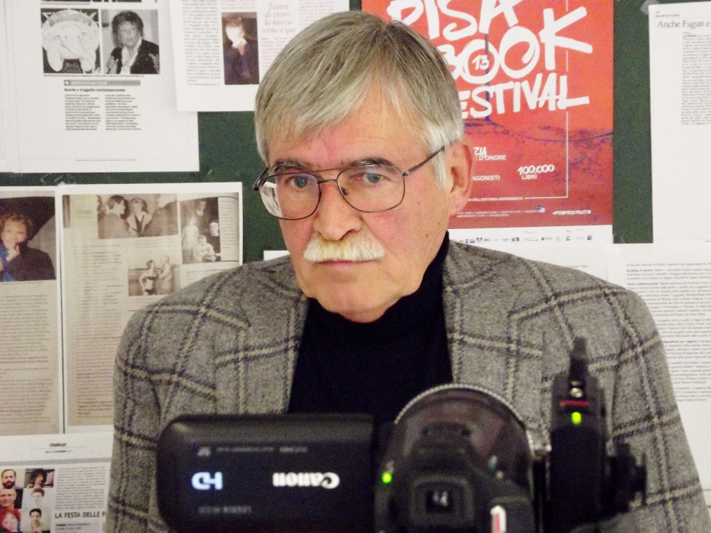 "Marco Santagata durante una videointervista nella sala stampa del Pisa Book Festival (foto: Francesco Feola)".