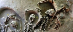 Alcuni degli scheletri trovati dagli archeologi (Dailymail)