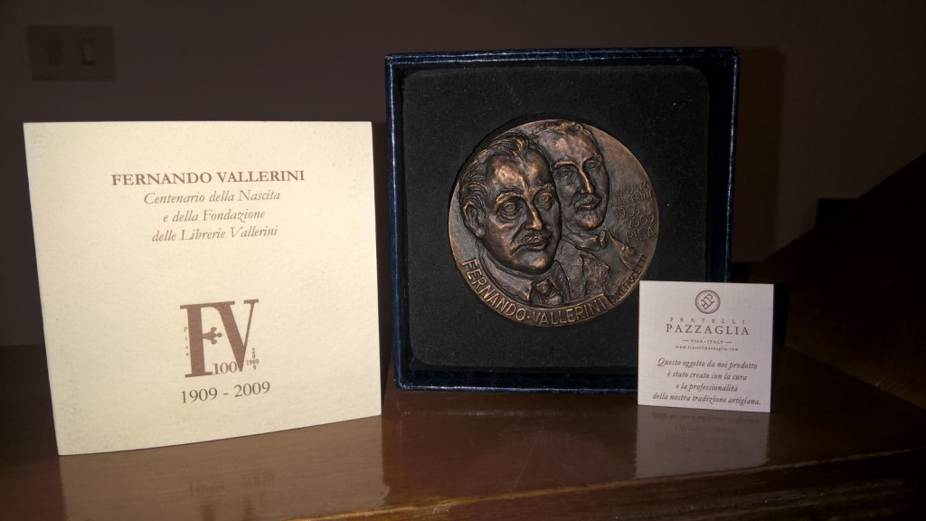 Medaglia bronzea fronteretro coniata in occasione del centenario delle Librerie Vallerini