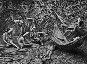 Donne della tribù di in mentre riposano. Foto tratta da http://www.clubmilano.net/2014/06/mostra-genesi-salgado/