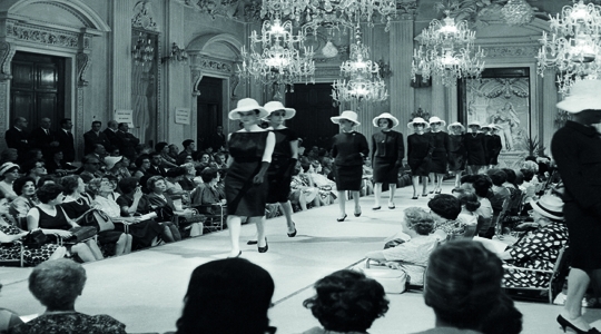 Sfilata di moda nella Sala Bianca, luglio 1952. fonte: Firenzemadeintuscany.com
