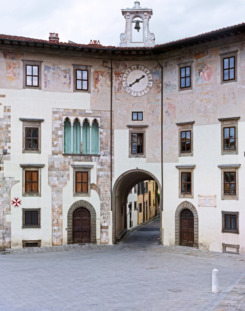 L'esterno della Torre in piazza dei Cavalieri