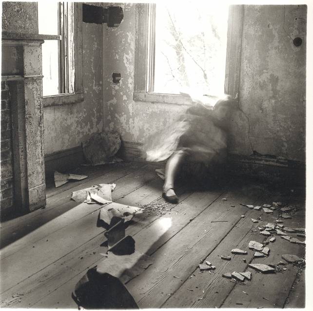 Francesca Woodman, House #3, Providence, Rhode Island, 1976 © Courtesy George and Betty Woodman fonte: nybooks.com