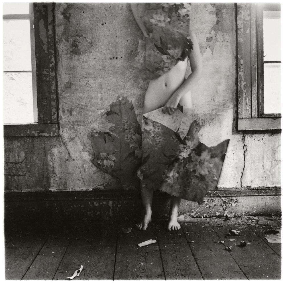 Francesca Woodman, From Space 2, Providence, Rhode Island 1976 © George and Betty Woodman fonte: