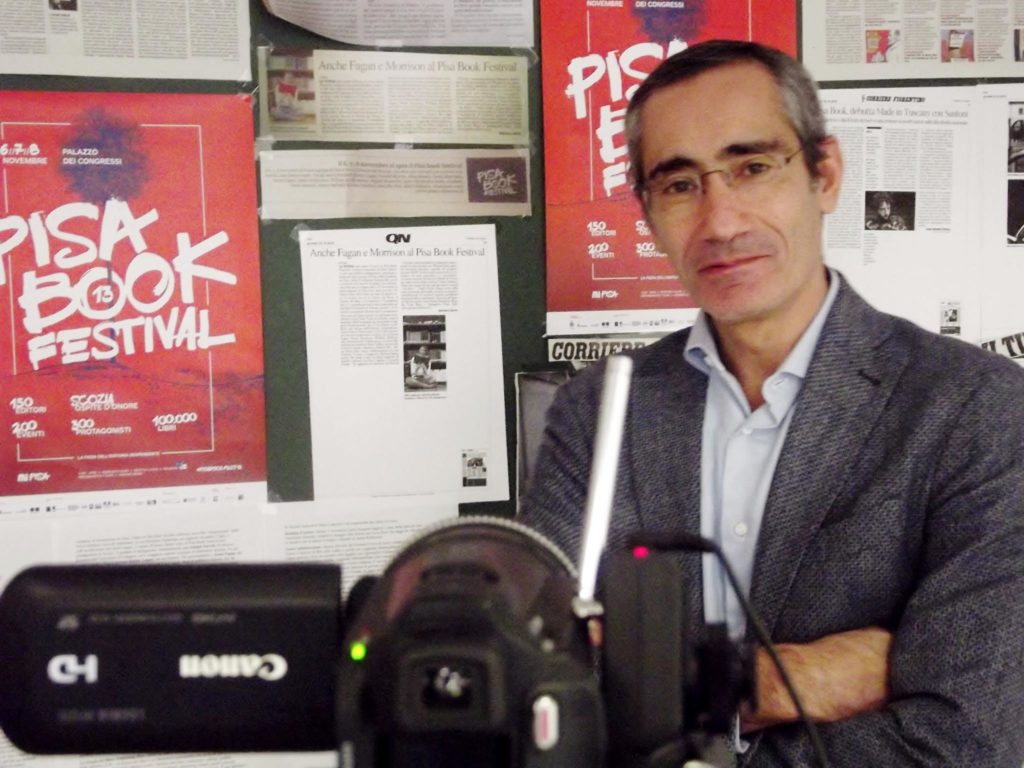 Roberto Paolo durante una videointervista nella sala stampa del Pisa Book Festival (foto: Francesco Feola).