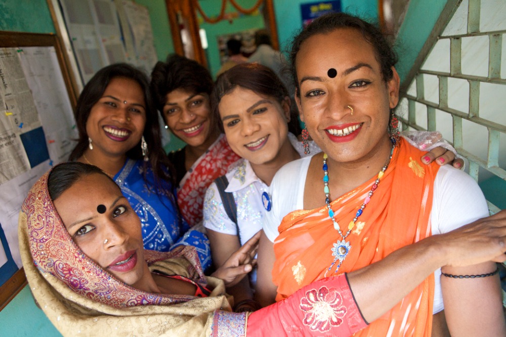 Un gruppo di hijras. Fonte: Wikipedia