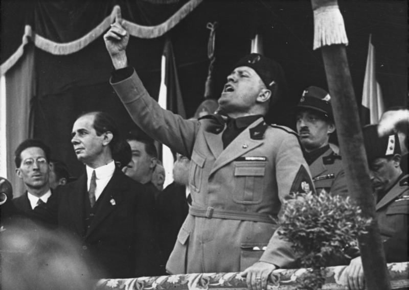 Benito Mussolini in un acceso discorso alla folla.